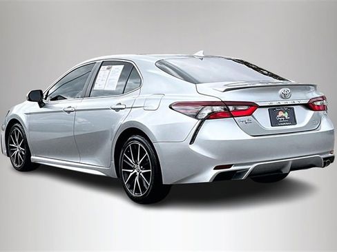 Used 2021 Toyota Camry SE image 4