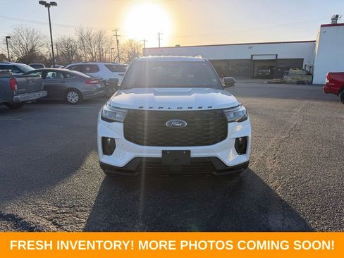 Used 2025 Ford Explorer ST-Line image 2
