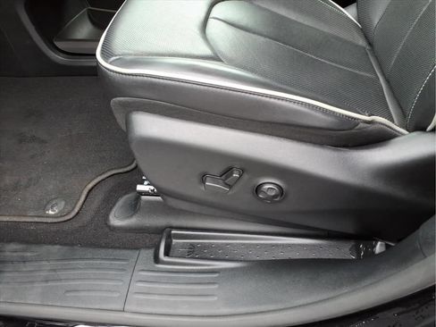 Used 2025 Chrysler Pacifica Limited FWD image 23