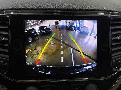 Used 2020 Jeep Grand Cherokee Overland AWD/4WD image 11