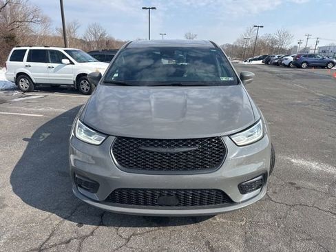 Used 2022 Chrysler Pacifica Touring-L w/ S Appearance Package image 3