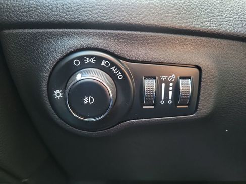 Used 2018 Jeep Compass Latitude w/ Popular Equipment Group image 22