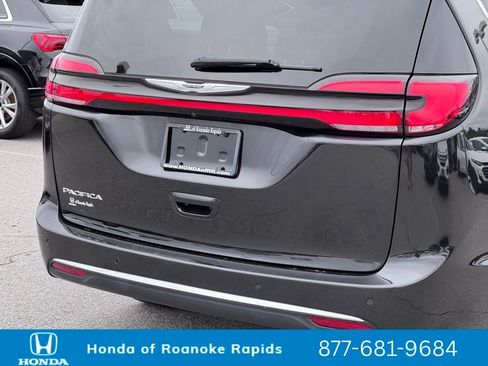 Used 2023 Chrysler Pacifica Touring-L image 38