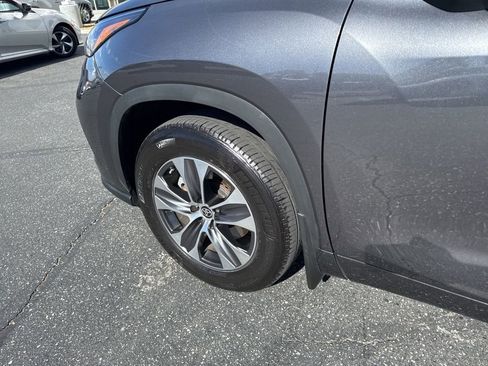 Certified 2024 Toyota Highlander XLE image 10