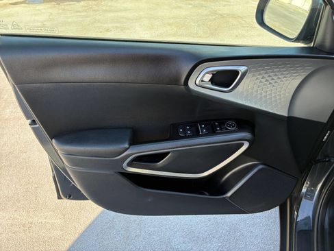 Used 2025 Kia Soul LX w/ LX Technology Package FWD image 18