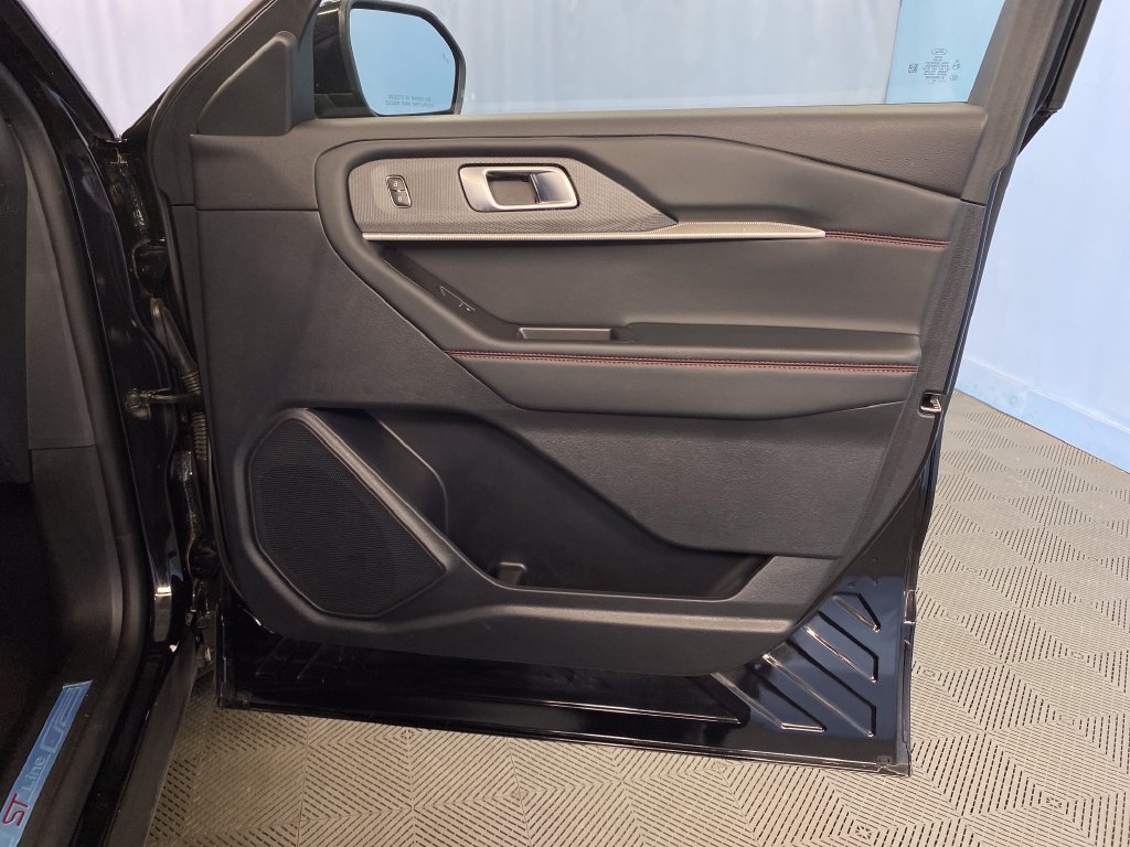 Used 2025 Ford Explorer ST-Line w/ ST-Line Street Pack AWD/4WD image 49