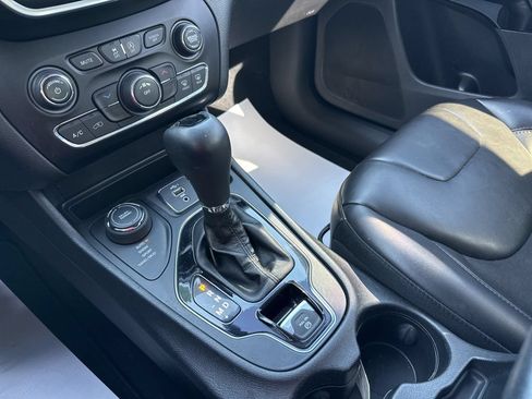 Used 2019 Jeep Cherokee Latitude Plus AWD/4WD image 23