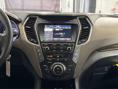 Used 2017 Hyundai Santa Fe SE image 17