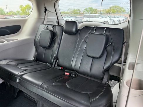 Used 2024 Chrysler Pacifica Touring-L FWD image 9