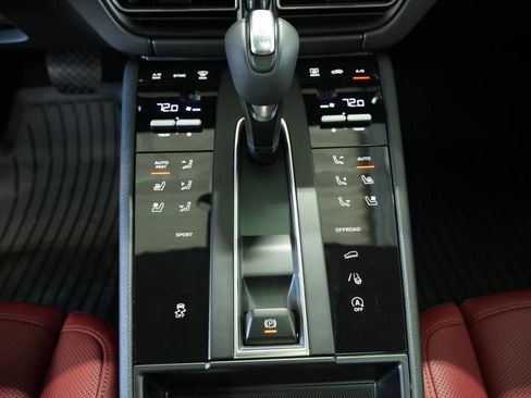 Certified 2025 Porsche Macan image 23