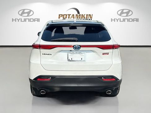 Used 2024 Toyota Venza LE AWD/4WD image 6