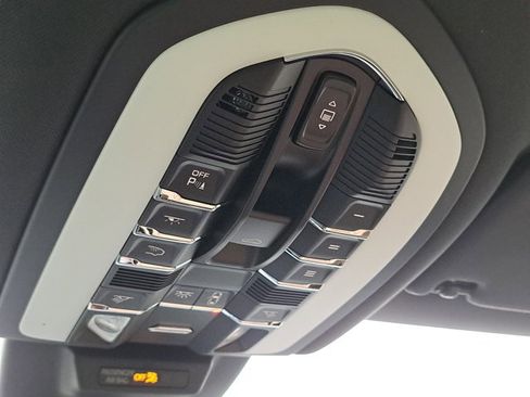 Used 2026 Porsche Macan AWD/4WD image 37