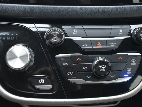 Used 2020 Chrysler Voyager L image 25