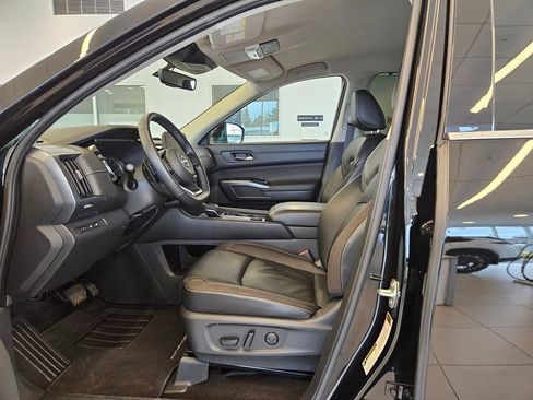 Used 2023 Nissan Pathfinder SL image 14