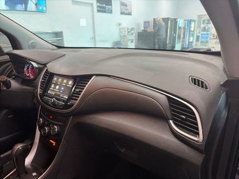 Used 2019 Chevrolet Trax LT w/ Sun & Sound Package AWD/4WD image 28