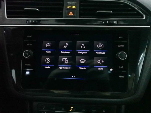Used 2024 Volkswagen Tiguan SE w/ Panoramic Sunroof Package AWD/4WD image 21
