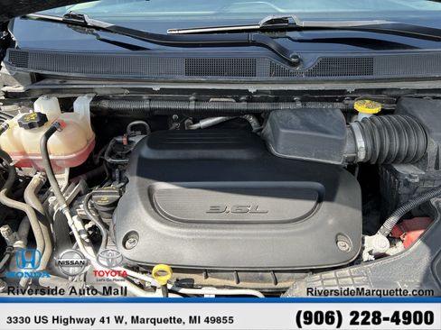 Used 2023 Chrysler Pacifica Touring-L FWD image 13
