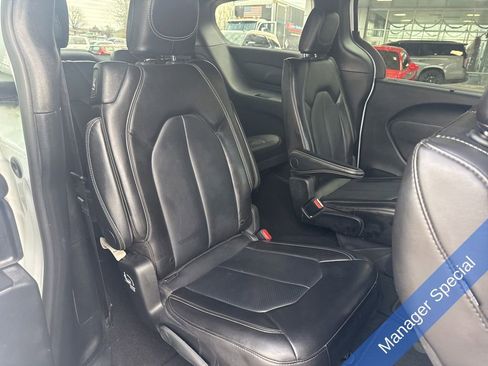 Used 2025 Chrysler Pacifica Select image 31