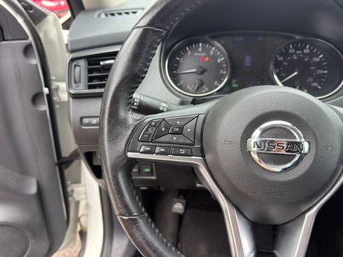 Used 2018 Nissan Rogue SV FWD image 16