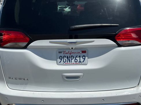 Used 2020 Chrysler Pacifica Touring-L image 19