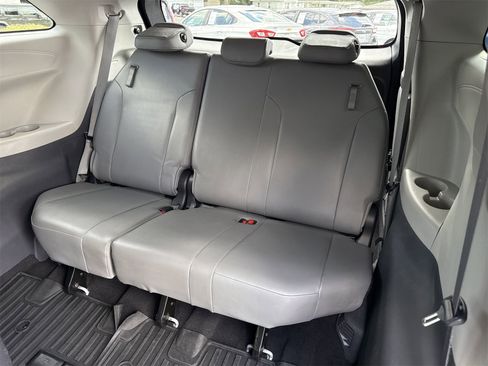 Used 2022 Toyota Sienna XLE image 13