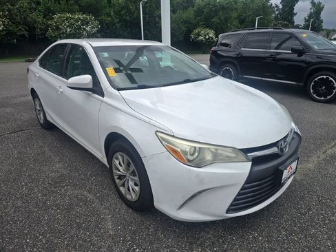 Used 2015 Toyota Camry LE FWD image 3