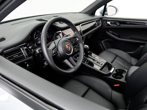 Certified 2026 Porsche Macan AWD/4WD image 7