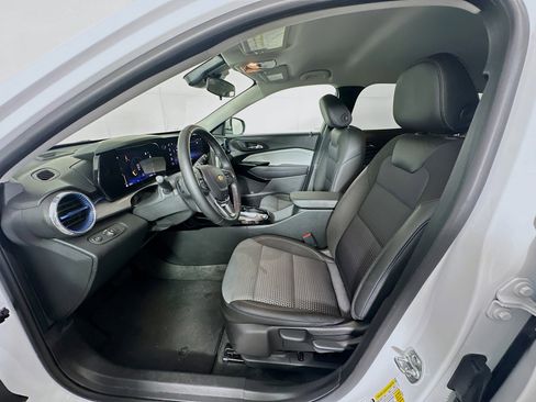 Used 2025 Chevrolet Trax LT w/ LT Convenience Package FWD image 13