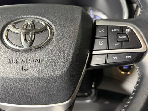 Used 2022 Toyota Highlander XLE FWD image 29