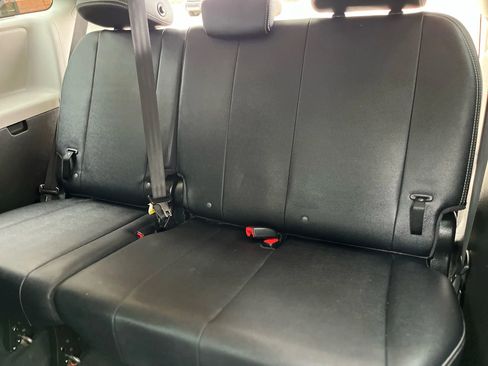 Used 2017 Toyota Sienna SE image 20