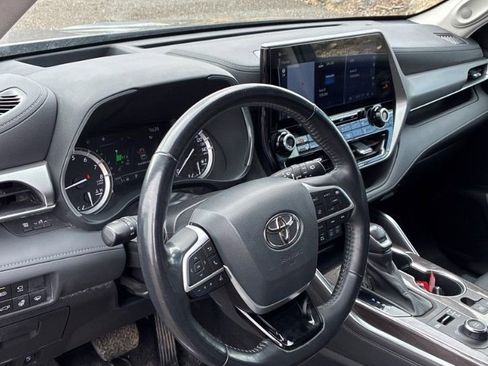 Used 2022 Toyota Highlander Platinum image 4