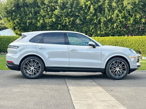 Certified 2025 Porsche Cayenne AWD/4WD image 9