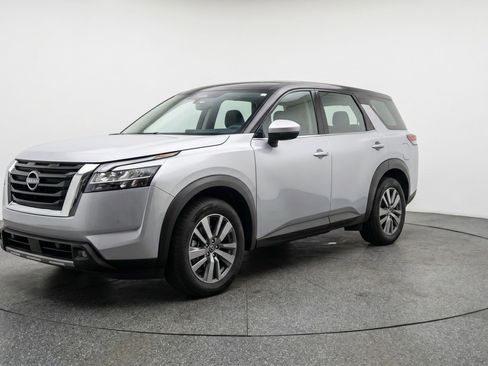Used 2025 Nissan Pathfinder SV AWD/4WD image 3