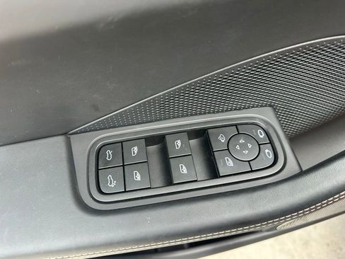 Certified 2025 Porsche Macan Turbo Electric AWD/4WD image 22