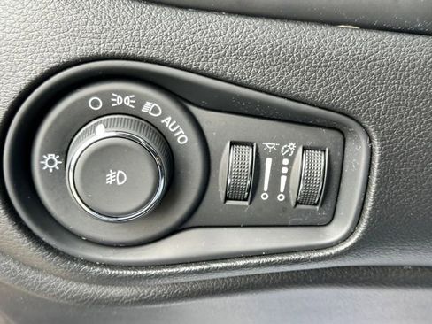 Used 2019 Jeep Renegade Latitude w/ Cold Weather Group image 14