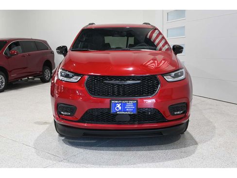 Used 2025 Chrysler Pacifica Select w/ Fav Edition Package FWD image 4