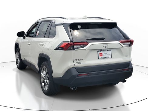 Used 2021 Toyota RAV4 XLE Premium FWD image 4