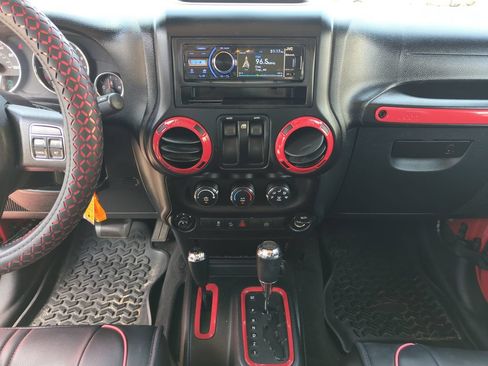 Used 2011 Jeep Wrangler Sahara w/ Connectivity Group AWD/4WD image 19