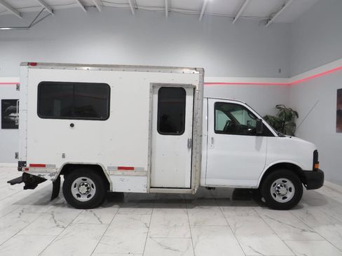 Used 2010 Chevrolet Express 3500 RWD image 2