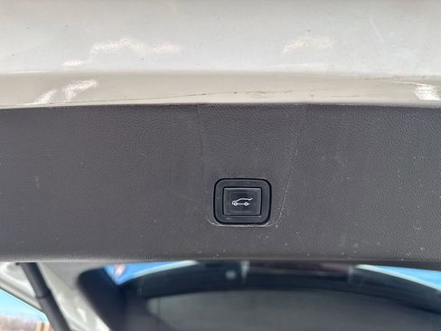 Used 2022 Chevrolet Traverse LT image 30