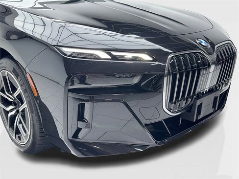 Used 2025 BMW 740i image 3