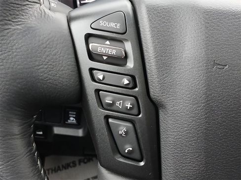 Used 2024 Nissan Frontier SL image 19