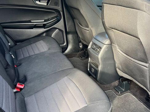 Used 2020 Ford Edge SE image 18
