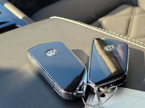 Used 2024 Volkswagen Atlas SE w/ Panoramic Sunroof Package FWD image 36