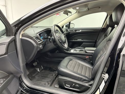 Used 2018 Ford Fusion SE w/ Equipment Group 201A FWD image 3