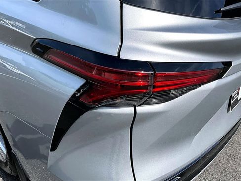Certified 2024 Toyota Sienna Limited FWD image 29