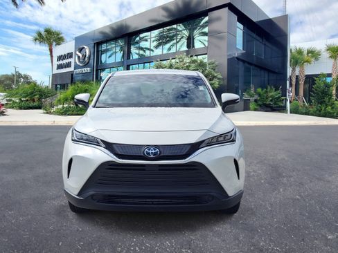 Used 2021 Toyota Venza LE image 2