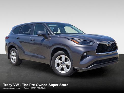 Used 2023 Toyota Highlander LE AWD/4WD image 1