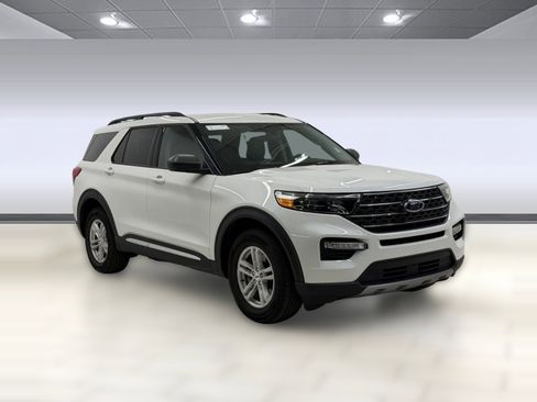 Used 2023 Ford Explorer XLT w/ Equipment Group 202A image 5