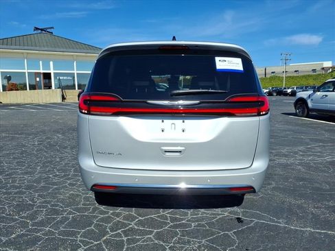 Used 2024 Chrysler Pacifica Touring-L image 25